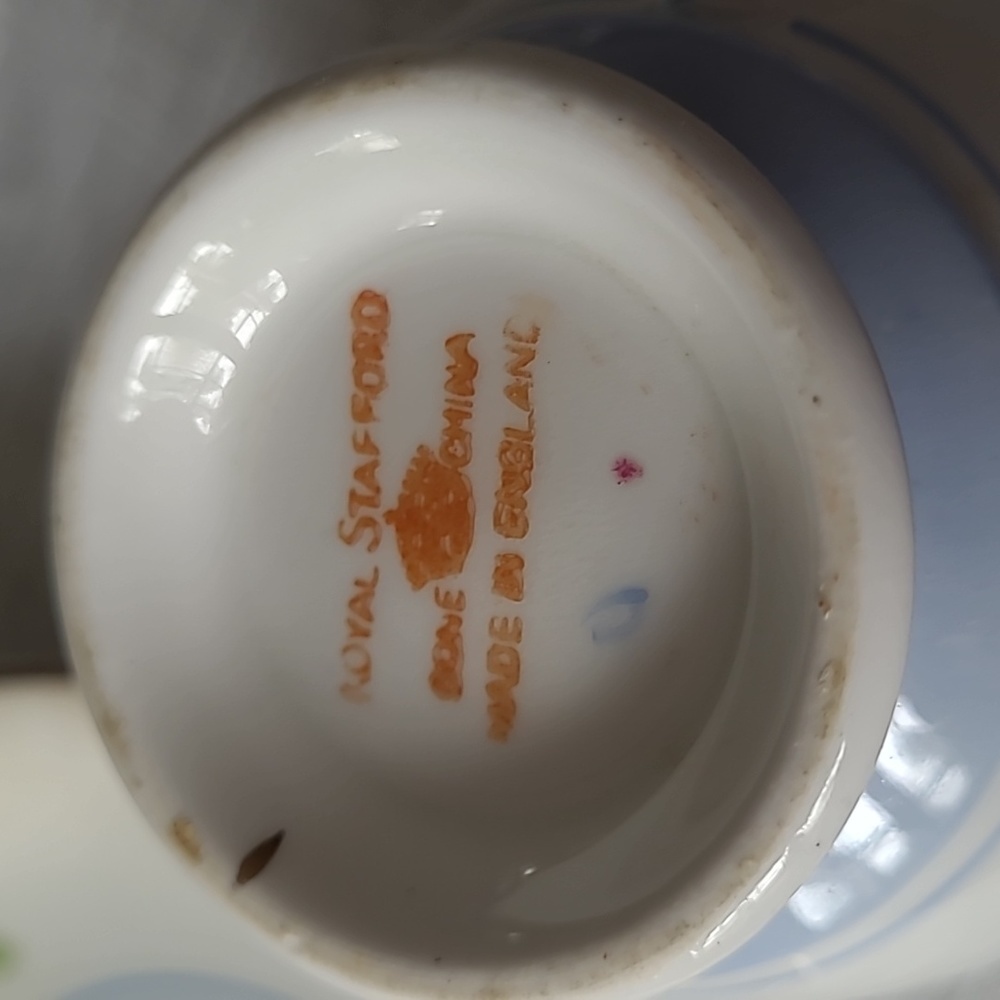 Royal Stafford teacup and saucer - Picture 4 of 6